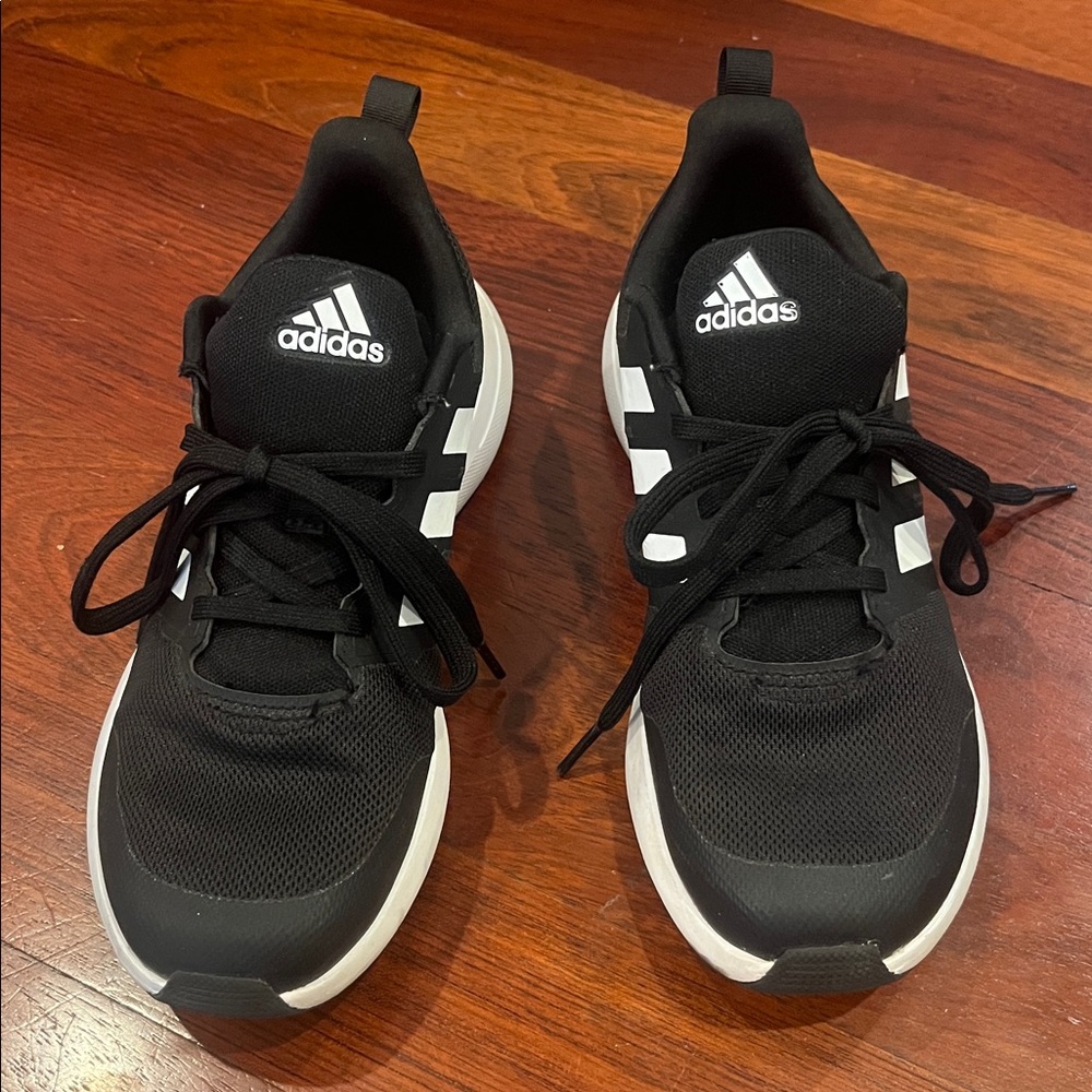 Adidas Classic Black and White Athletic Boys Shoes size 4